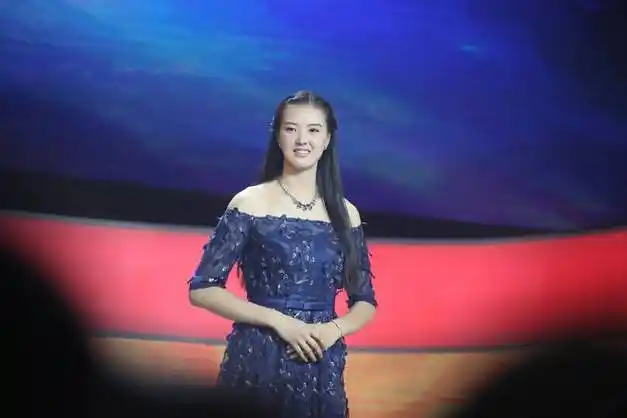 生于1995年的张常宁,最开始是沙滩排球出身:因为沙排特别锻炼球员的