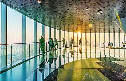 5月12日,不少市民游客到上海中心"上海之巅"观光厅打卡游玩.