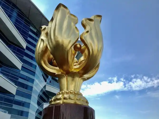 金紫荆铜像被安放在会展中心旁,面对大海,这个广场也被命名为金紫荆