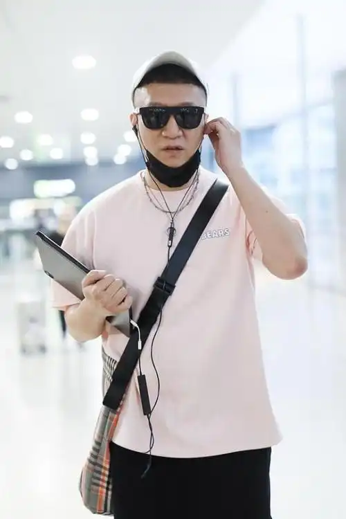 孙红雷有大哥的气势,穿淡粉色t恤配短裤,看着气场就挺强的_网易订阅