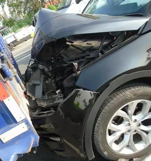 心疼!珠海大道上路虎追尾货车,货车没事,路虎可惨了