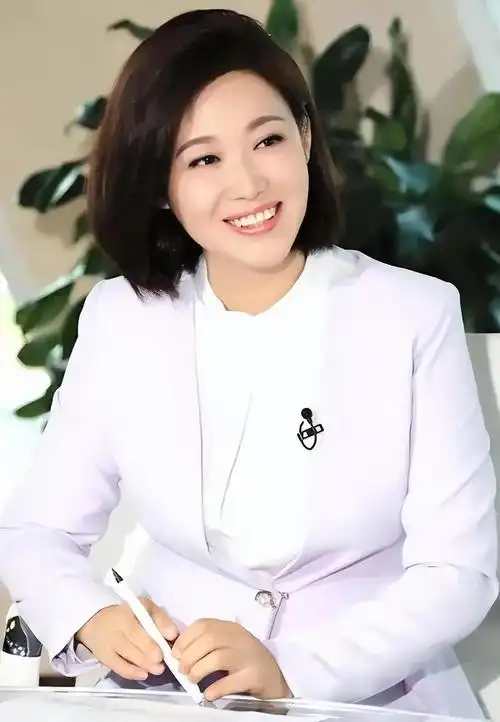 回顾主持人郑丽赵普的妻子是谣言37岁低调做妈妈丈夫是普通人