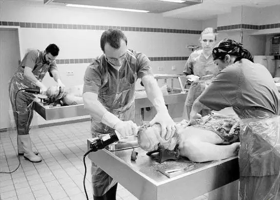 胆小慎入实拍真实法医解剖室组图