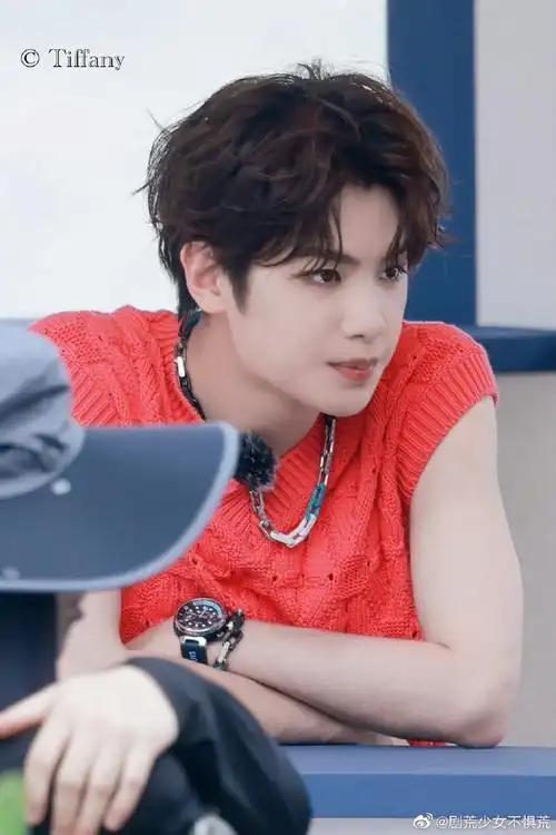 黄明昊粉色无袖