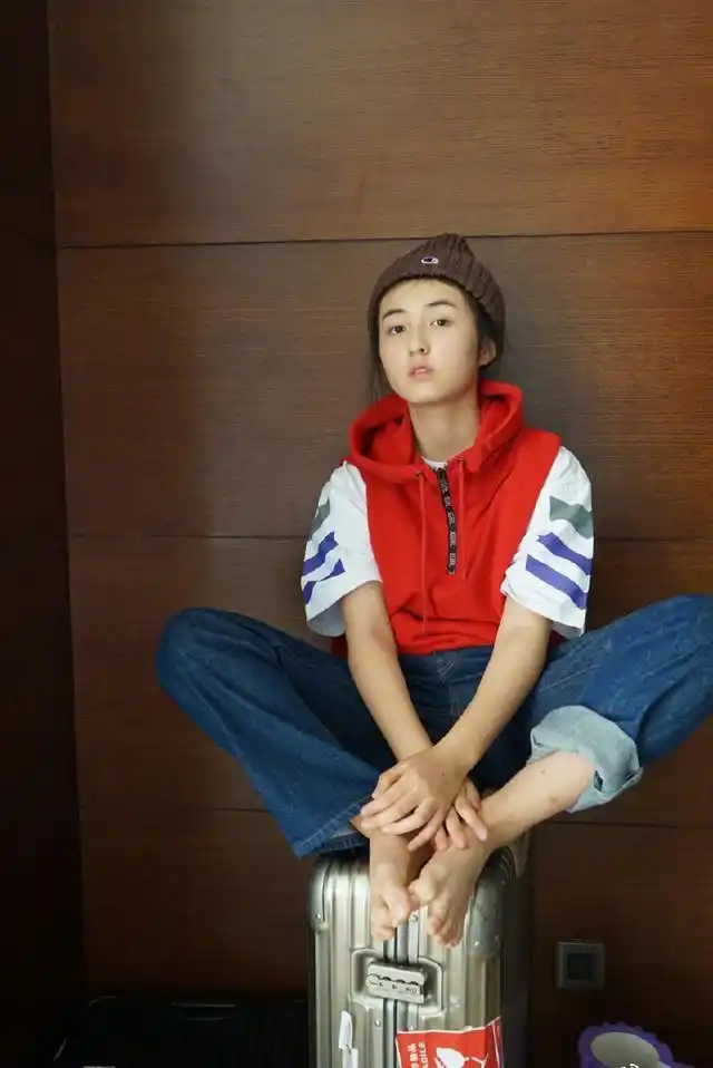 照片中素颜的张子枫,脚比脸更吸引人?网友:脚竟占了整个屏幕!