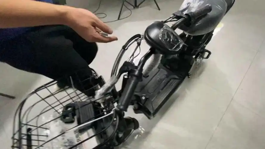 雅迪电动车安装车头视频