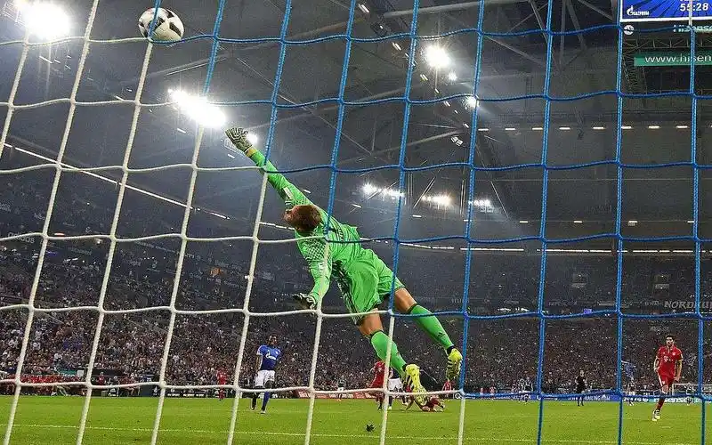 足坛10个最逆天的点球扑救_哔哩哔哩 (゜-゜)つロ 干杯~-bilibili