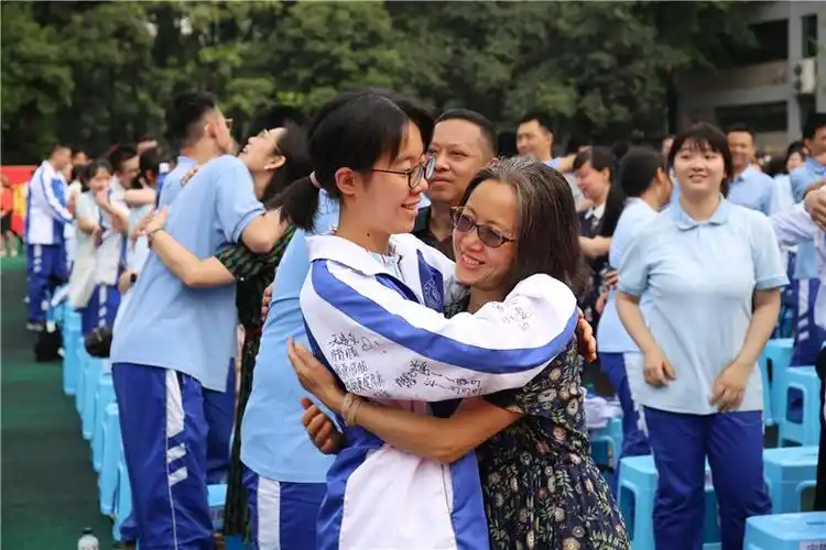 成都石室中学文庙校区举行高2021届毕业典礼