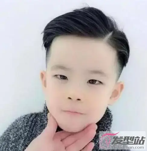 小男孩两边剃发型酷炫吸睛秒变小潮男