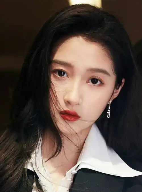 关晓彤:唯美迷人写真,这颜值太美了,春风十里不及你的美!_时尚