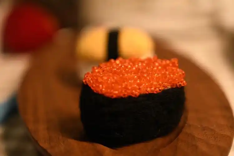 羊毛毡鲑鱼籽寿司