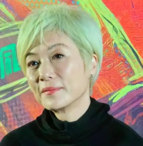 笑起来都带着勉强——而且从网友晒出的照片看,几乎每一场路演,张可颐