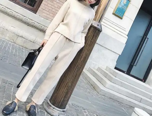 自然也适合与杏色阔腿裤搭配,它能够让这种搭配显得既简约而且又优雅