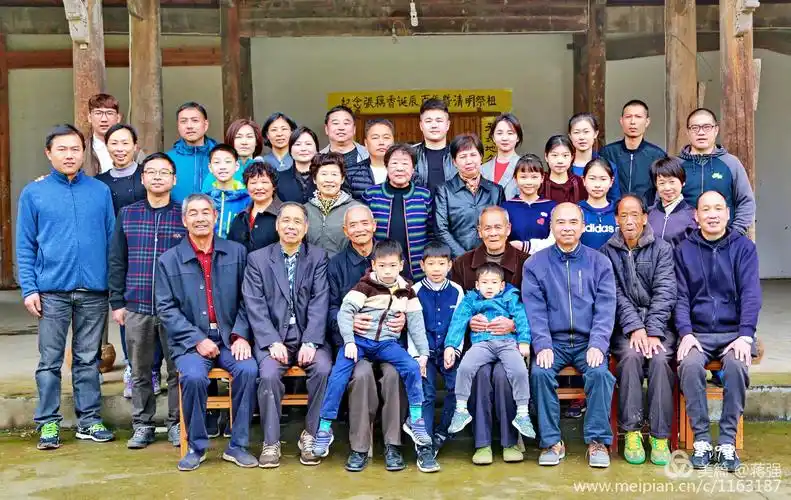 八十年来我家"幸福一家人"全家福照片的展示