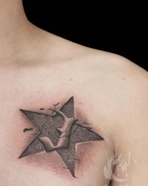 小图字母纹身图片_胸部欧美写实几何纹身图案