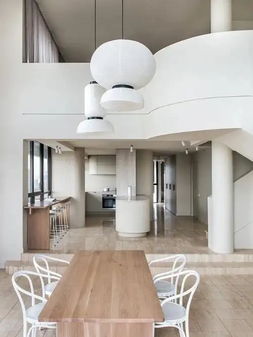 公寓来自80年代的建筑 位于建筑的顶层如同游轮一般的内部结构 让人