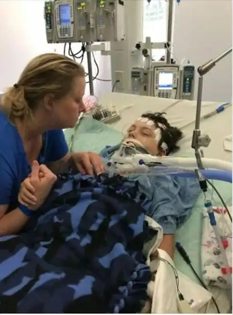 8岁小男孩游泳池内离奇死亡,他的母亲悲痛万分