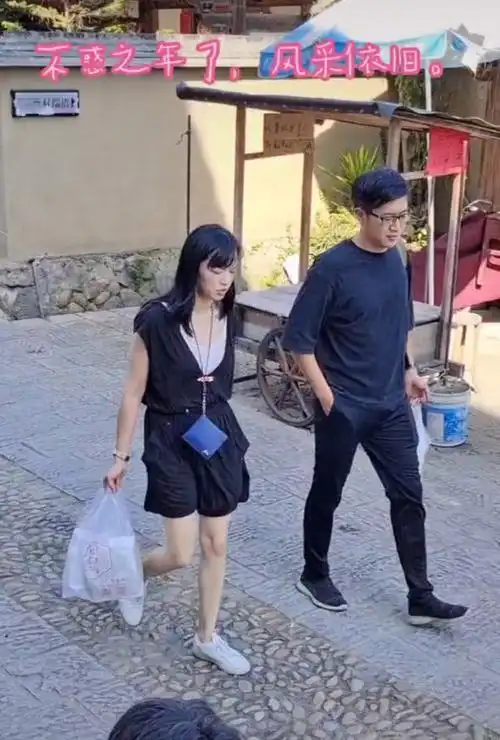 41岁姚晨现身村口真实素颜曝光与精修图差距大路人没认出来