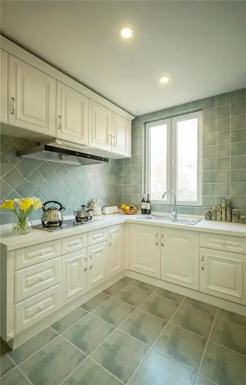 厨房使用了蓝灰色系的复古砖,搭配白色橱柜,简洁明亮