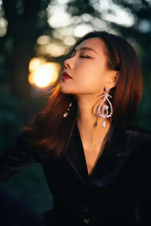 眼线搭配华丽水钻的#王霏霏燕尾眼妆#配上霏姐霸气性感的王霏霏眼神杀