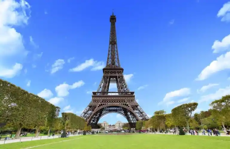 埃菲尔铁塔:巴黎城市地标,被法国人爱称为"铁娘子"