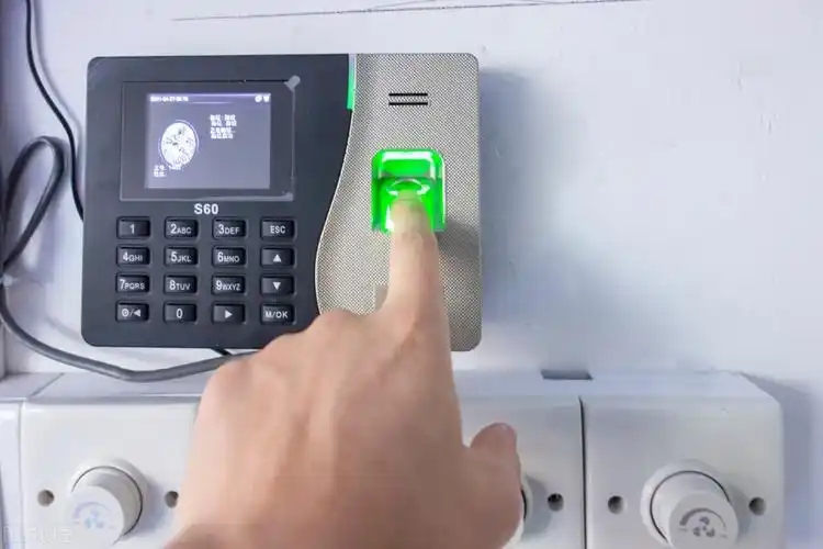 语音芯片实现指纹考勤机智能化