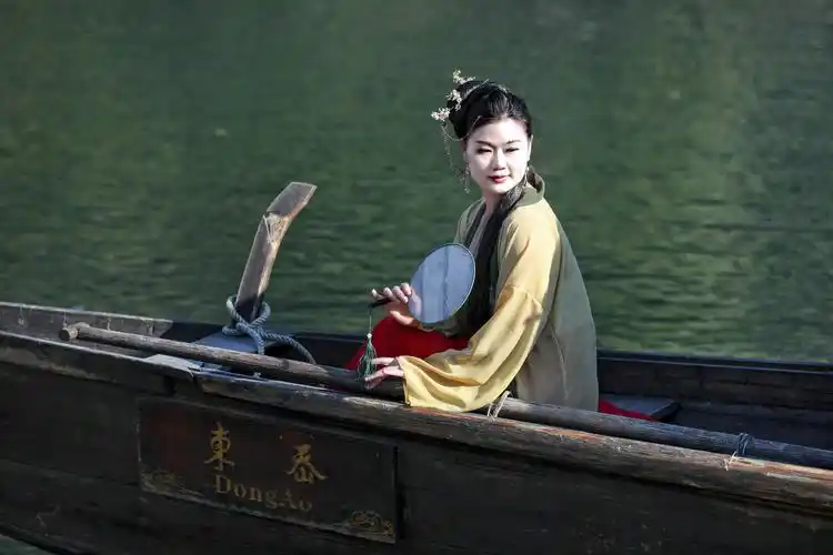 自古江南出美女,有坐船出行的妩媚,有散网打鱼的英姿,还有含情脉脉的