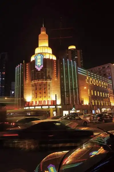 追溯民国时代,上海百乐门舞厅是中国最早接纳西方舞会文化的所在.