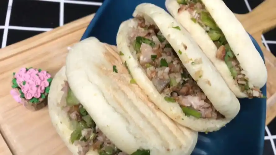 肉夹馍这样做才好吃,肥而不腻,咬上一口的肉的香气在口中弥漫!