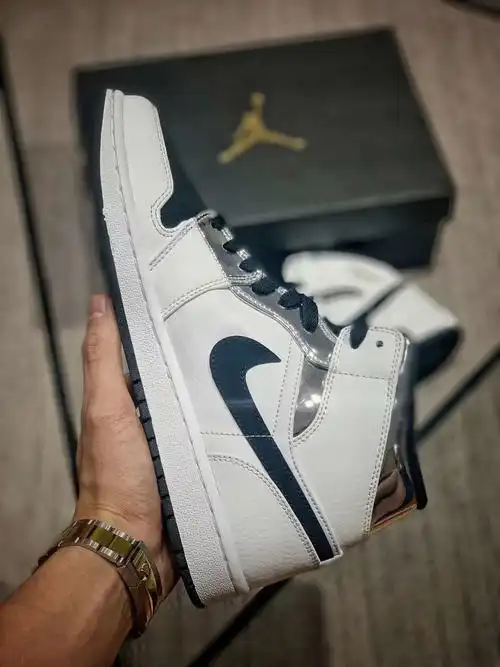 纯原级别aj1mid黑白银小伦纳德