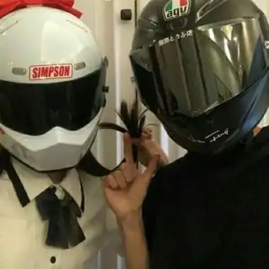 情侣头像戴着头盔真人