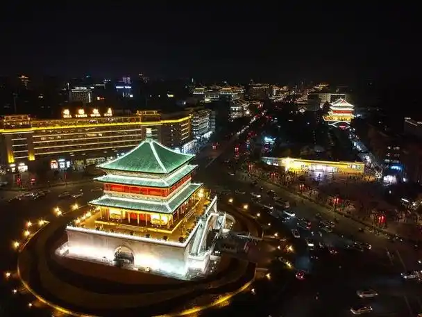 西安钟楼,一座历史悠久的建筑,位于市中心,是西安市的标志性建筑之一.