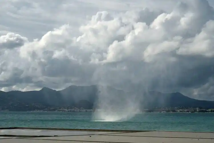 法国戛纳近海现小型龙卷风