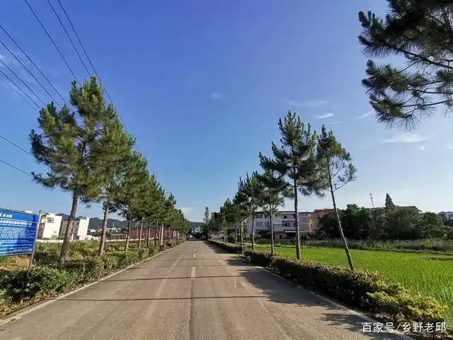 黄冈农村县城城乡结合处的早晨,天空真蓝