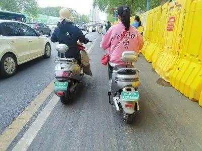 机动车管理办法》(以下简称:《办法》)即将施行,可他们的电动车号牌