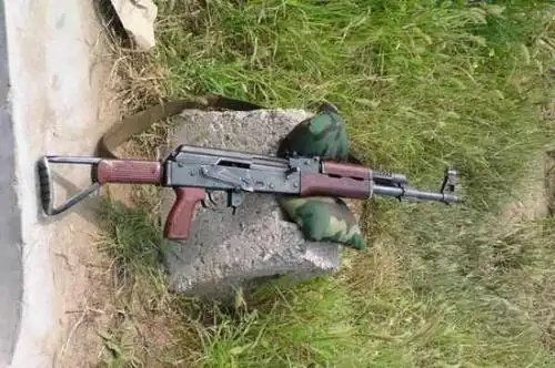 主要改进了折叠托弯折位置的卡榫,可以自动补偿磨损间隙,保证枪托始终