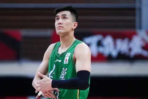 活久见系列郭艾伦命中三分后因庆祝被吹技术犯规