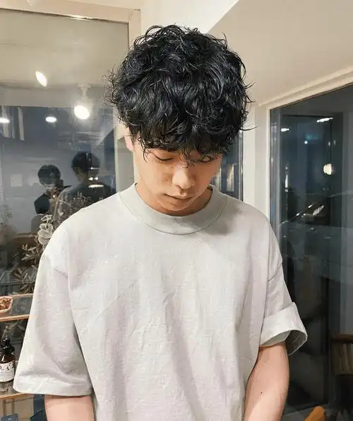 发型公众平台搜索:jfxxsp8 看更多发型 发型是指头发的长度,颜色和