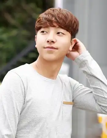 男生齐刘海发型图片韩版帅哥齐刘海发型2