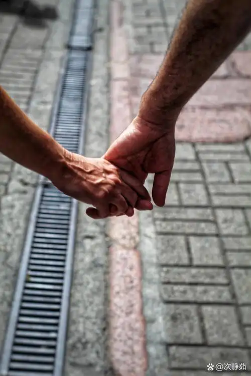 夫妇牵手图片中年牵手图片中年男女牵手的图片中年夫妻牵手图片带字