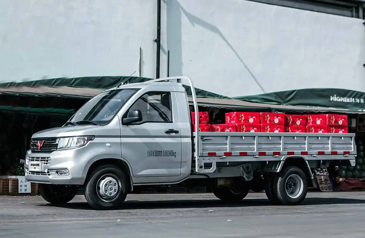 五菱荣光新卡6轮版上市有空调带气囊搭载18l动力598万起