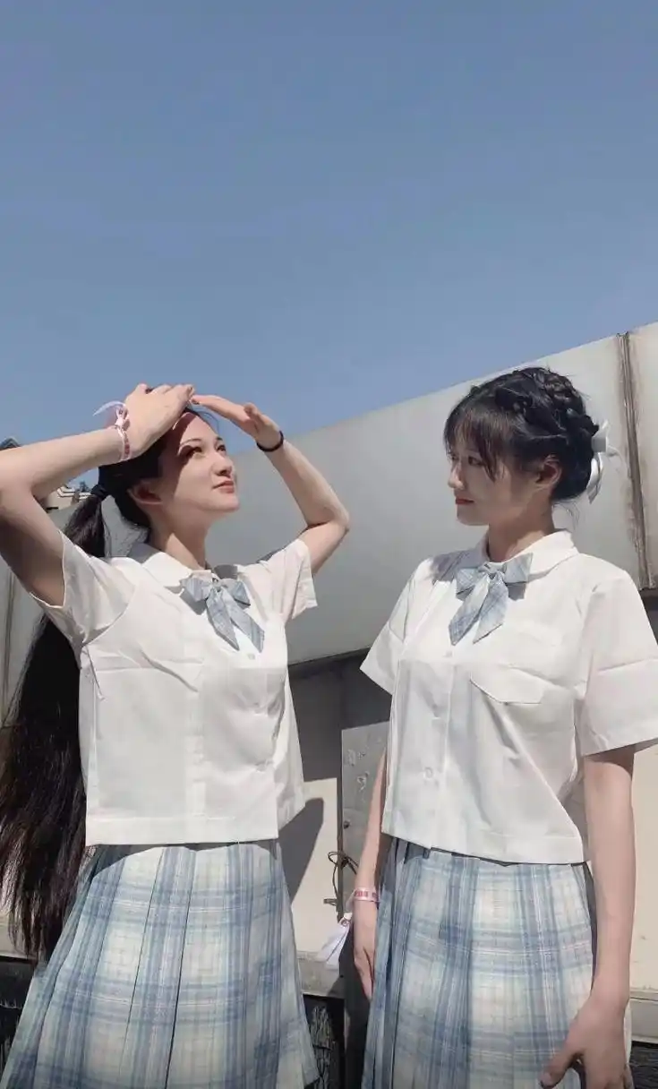 可爱又漂亮的jk制服姐妹花