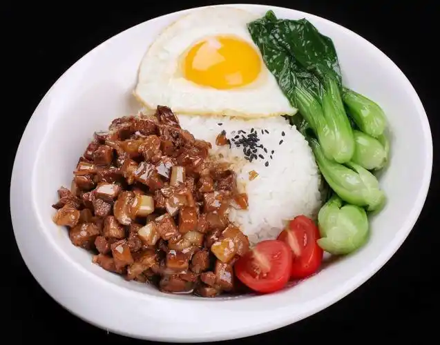 鸡蛋,木耳,藕等五种颜色的美味菜肴,做成的盖浇饭既是丰收的象征,又