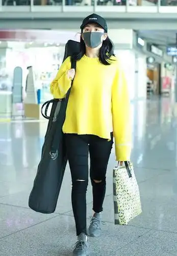 有一种甜美叫张含韵穿得毛茸茸现身机场哪像过了30的人