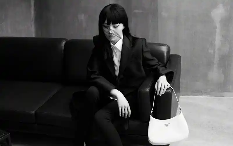 郑爽猫眼妆黑白酷飒高清桌面壁纸