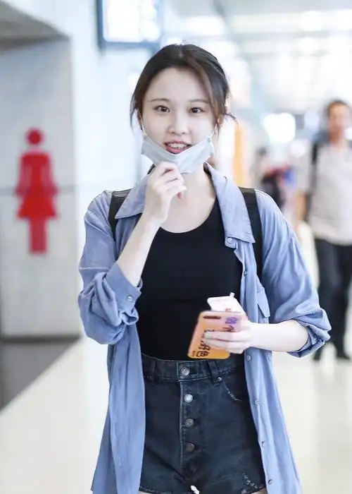 张慧雯穿蓝衬衫搭配牛仔短裤现身机场,摘下口罩素颜出镜面带微笑