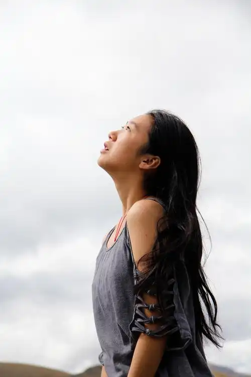 在羊卓雍错湖边,我捕捉到了她仰望天空的瞬间,好像在思考什么.