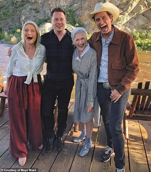 马斯克妈妈庆祝母亲节,特意晒了38岁女高管照片,"婆媳"很亲密