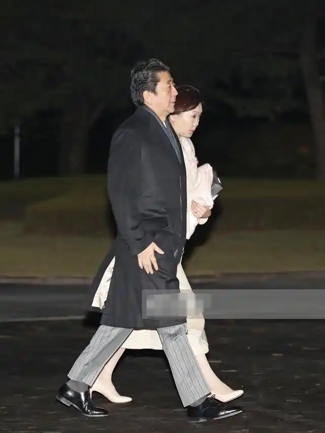 原创安倍昭惠亮相日本皇室仪式!穿白大衣好优雅,不敌雅子皇后的高贵