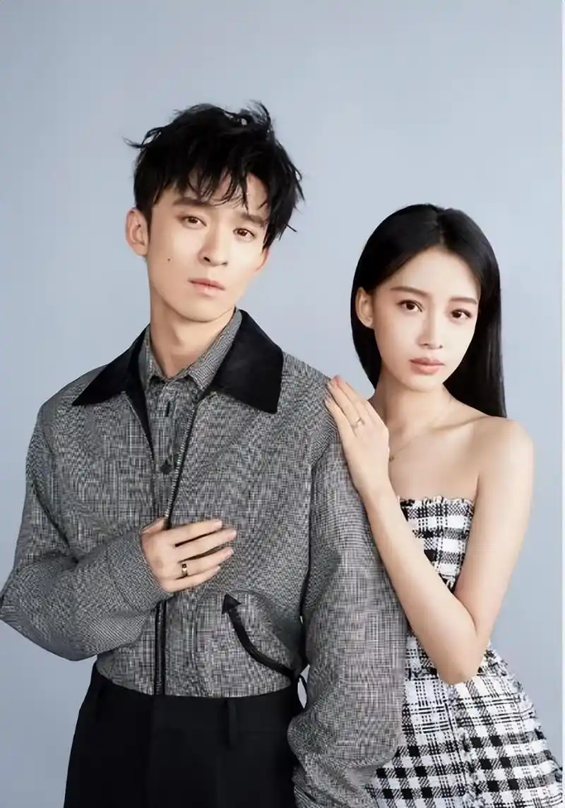 董子健携孙怡亮相孙怡一袭粉裙少女感爆棚不愧是京城太子妃